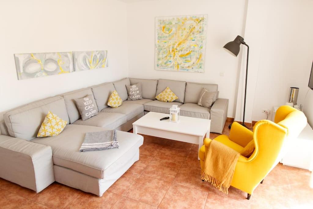 卡莱塔德贝莱斯Apt. Aire de Mar - Costa del Sol的客厅配有沙发和桌椅