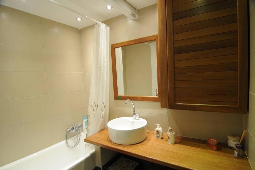斯派赛斯LOVELY QUIET HOUSE WITH GARDEN的浴室配有盥洗盆、镜子和浴缸