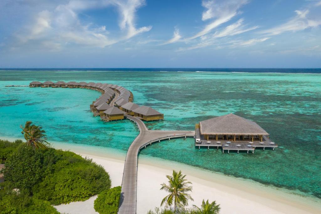 拉薇亚妮环礁Cocoon Maldives - All Inclusive的海滩上的度假村的空中景观