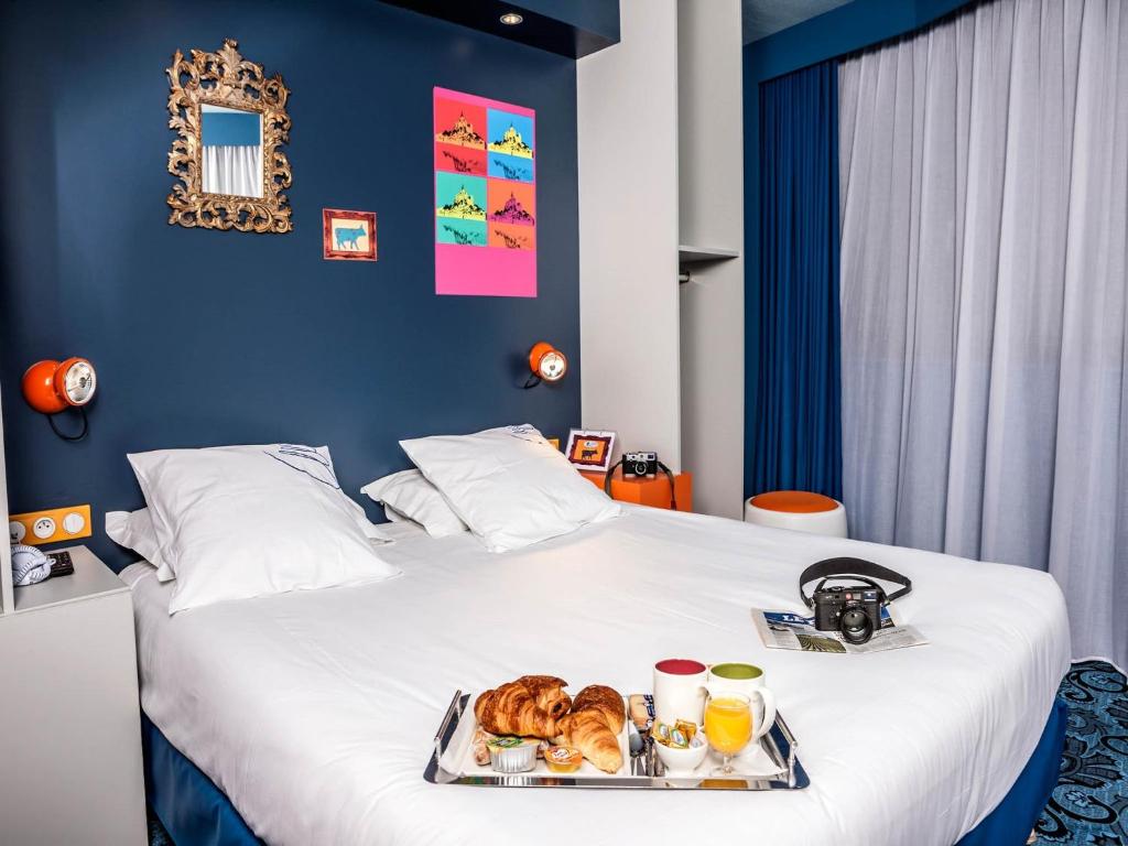 圣米歇尔山加百利酒店的一间酒店客房,床上放着一盘食物
