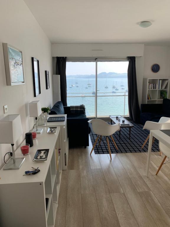 杜瓦讷内Appartement Design VIII - Port Rosmeur - Sublime vue Mer的海景客厅