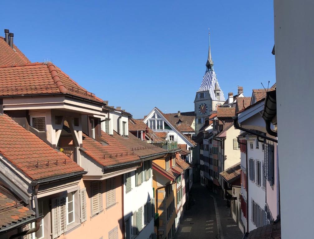 楚格Casa Koraal - Old Town Zug的享有带钟楼城市街道的景色