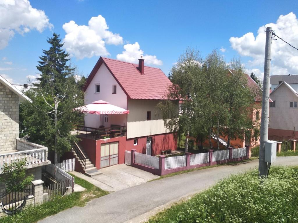 扎布利亚克乌索维克公寓的红色屋顶的房子