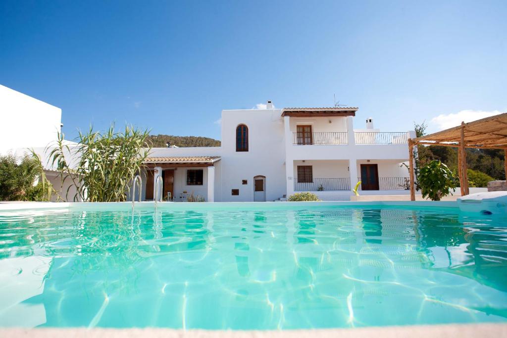 伊维萨镇Villa Can Sunyer.Ibiza.的别墅前设有游泳池