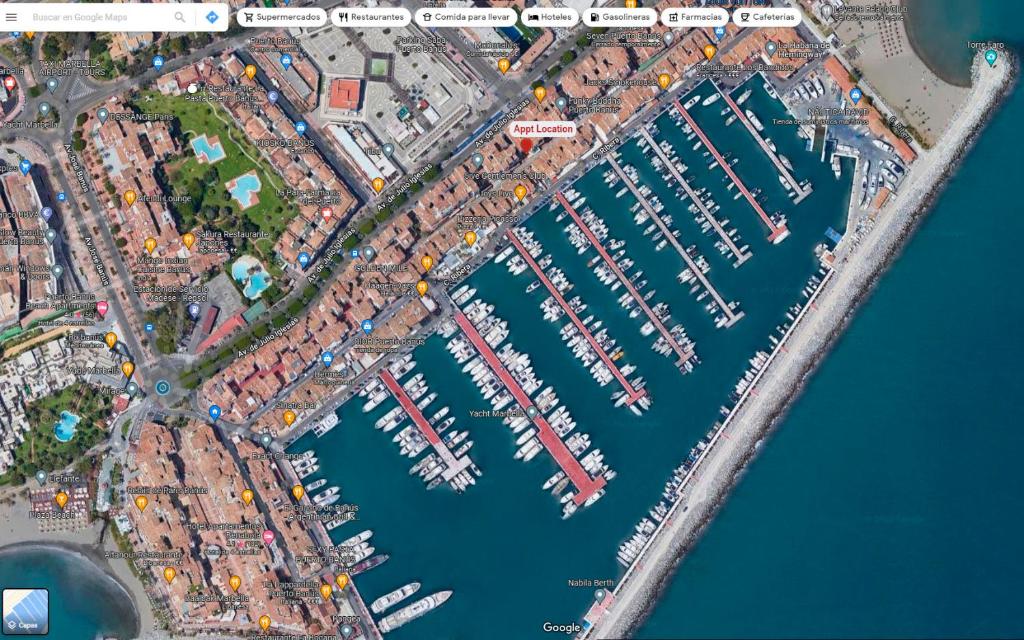马贝拉Puerto Banus Duplex Centric WaterFront 3 Bedroom的港口地图,有船在水中