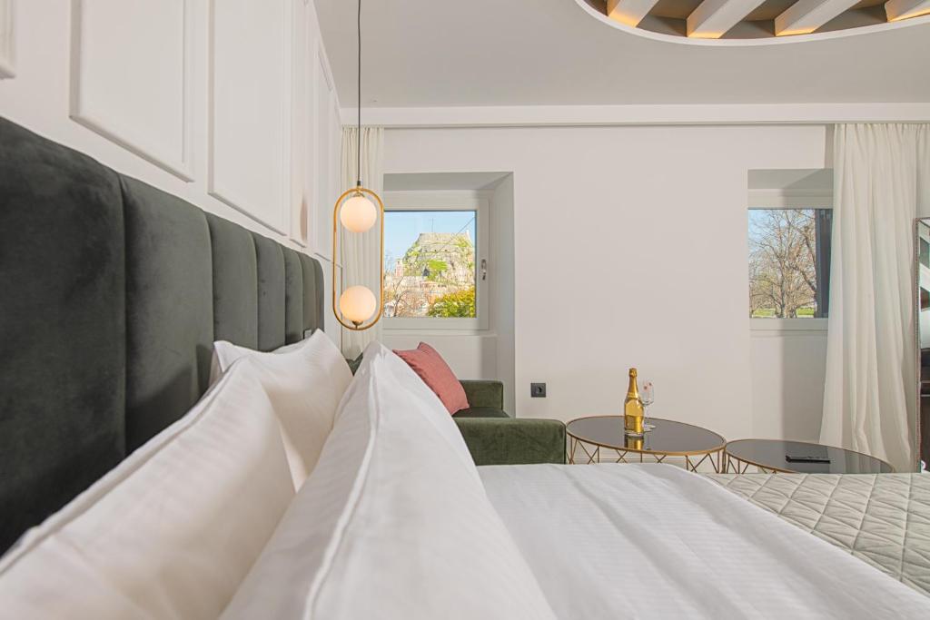 科孚镇Kantoni Luxury Suites的卧室配有白色的床和沙发