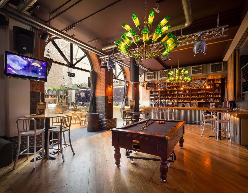 都柏林Generator Dublin的酒吧设有1张台球桌和吊灯