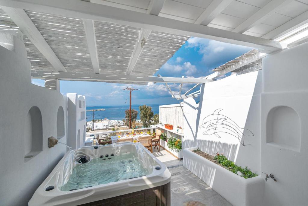 米克诺斯城Bella View Mykonos Town Suites的阳台设有带浴缸的浴室