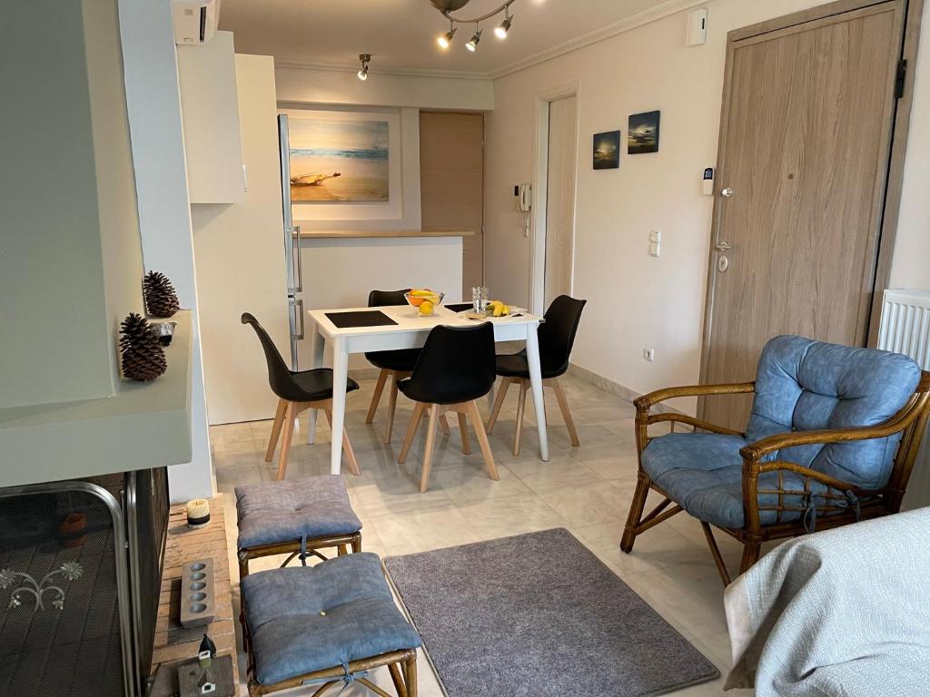 雅典Kalimera Alimos Apartment的客厅配有白色的桌子和椅子