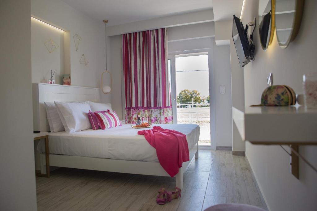 斯塔夫罗斯Anastasia Mare Luxury的卧室配有白色的床和窗户。