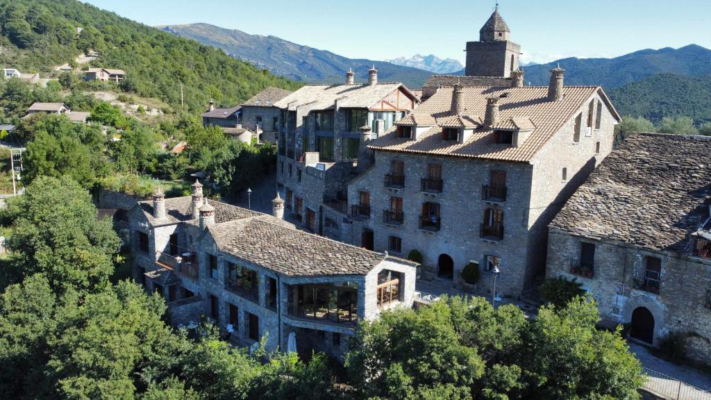 SiesteHotel Rural LAbadia de Sieste的一座位于山城的古老建筑