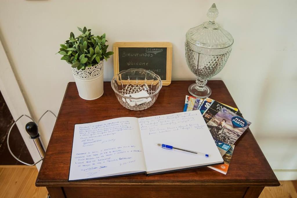 波尔图灯塔公寓的一张桌子,上面有一本书和一本笔