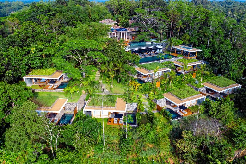 希克杜沃Haritha Villas & Spa的森林中房屋的空中景观