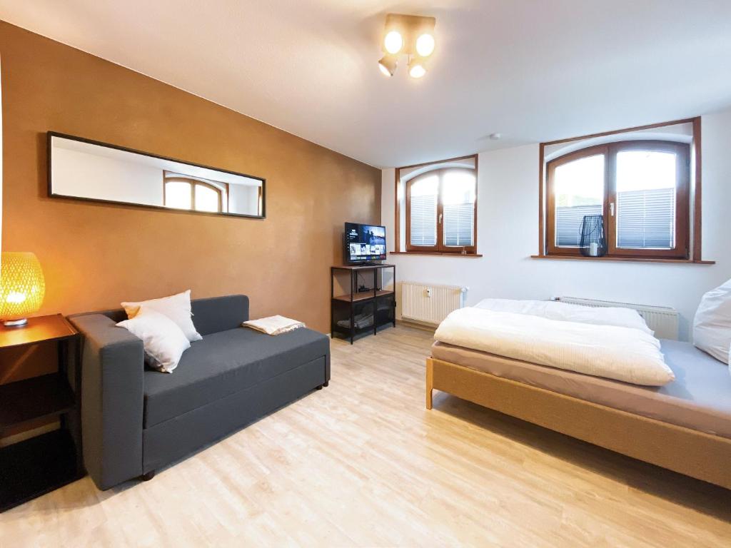 维岑豪森Fewo Janks I 11A-N2 I Apartment mit Flair的一间卧室配有一张床和一张沙发