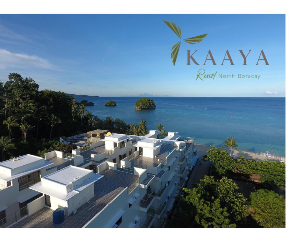 长滩岛Kaaya Resort North Boracay的白色建筑的 ⁇ 染,俯瞰着大海