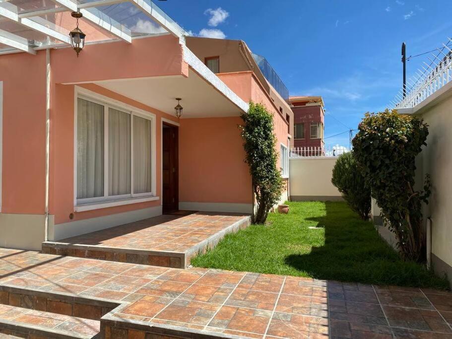 拉巴斯Preciosa casita en Zona Residencial de La Paz的院子前有砖砌走道的房子