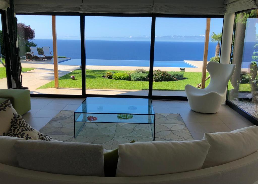 阿科达卡列塔Morning Star Villa的客厅配有白色沙发和玻璃桌