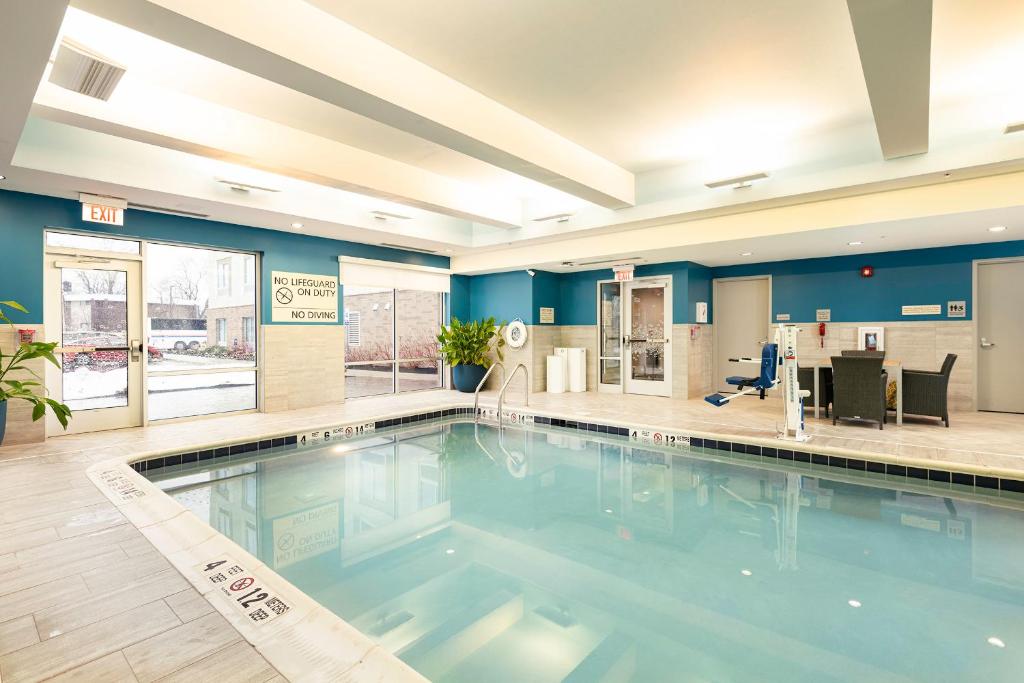 阿默斯特Hampton Inn Buffalo - Amherst的酒店大堂的大型游泳池