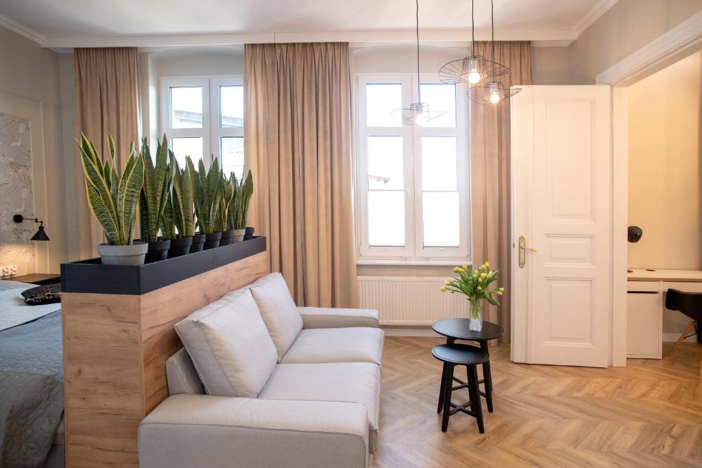 科希切日纳Apartament Rynek 12 Kościerzyna的客厅配有白色沙发和窗户