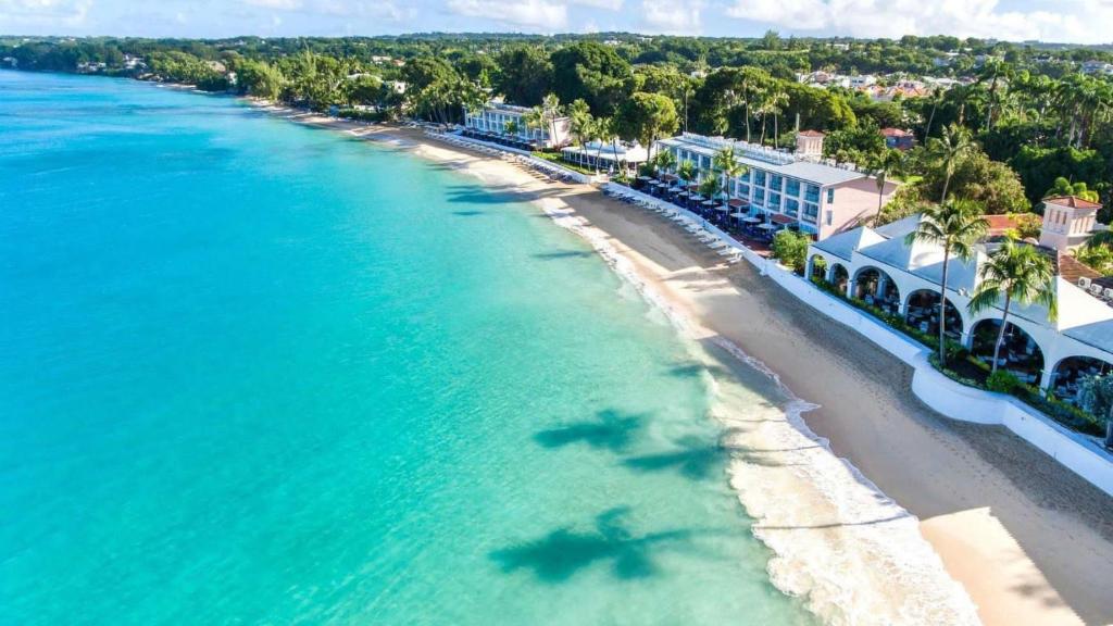 圣詹姆斯Fairmont Royal Pavilion Barbados Resort的享有海滩和建筑的空中景致