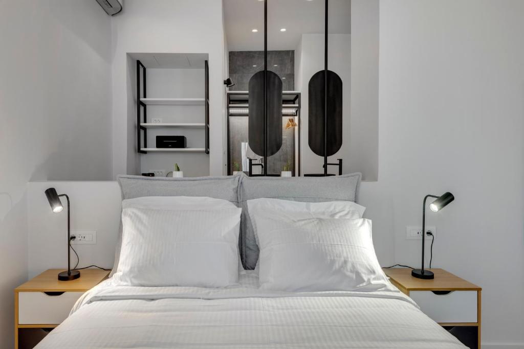 埃尔莫波利斯Times Elegant Rooms的卧室配有带两盏灯的白色床
