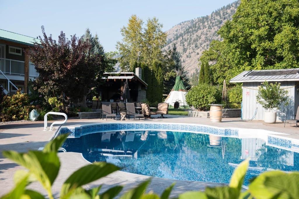 CawstonSimilkameen Wild Resort & Winery Retreat的一座山地游泳池