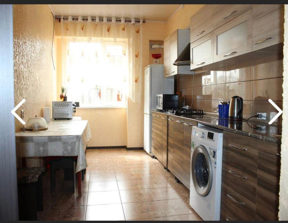 比什凯克Adilet Fatima的厨房配有洗衣机