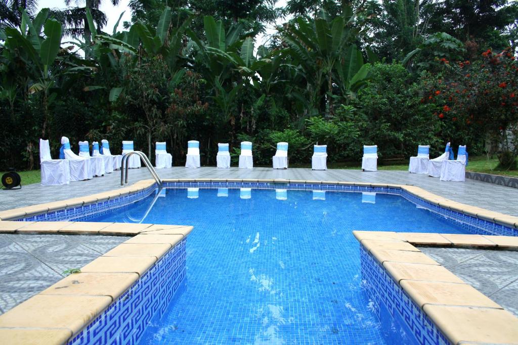 Vila MouraJardim Botânico ME-ZOCHI的度假村内的大型蓝色海水游泳池