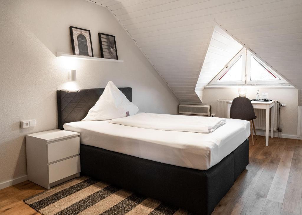 卡尔斯鲁厄贝姆斯库皮卡尔斯鲁赫酒店的阁楼上的卧室配有一张大床