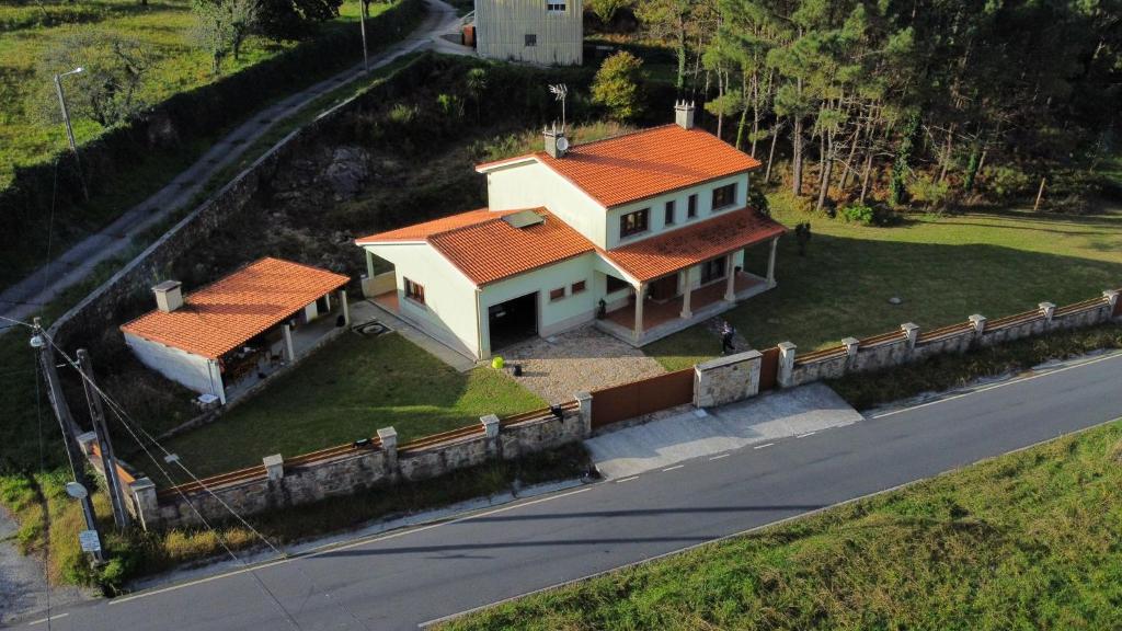 塞埃Casanosa的享有橙色屋顶房屋的空中景致