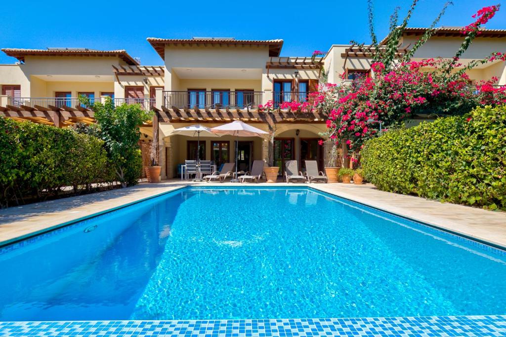 库克里亚2 bedroom Apartment Eros with private pool and garden, Aphrodite Hills Resort的房屋前的游泳池