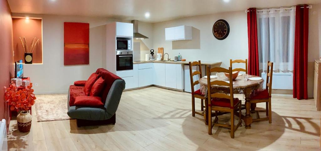 吉尼亚克Gignac - Superbe cocon indépendant avec balnéo et jardin的厨房以及带桌椅的用餐室。