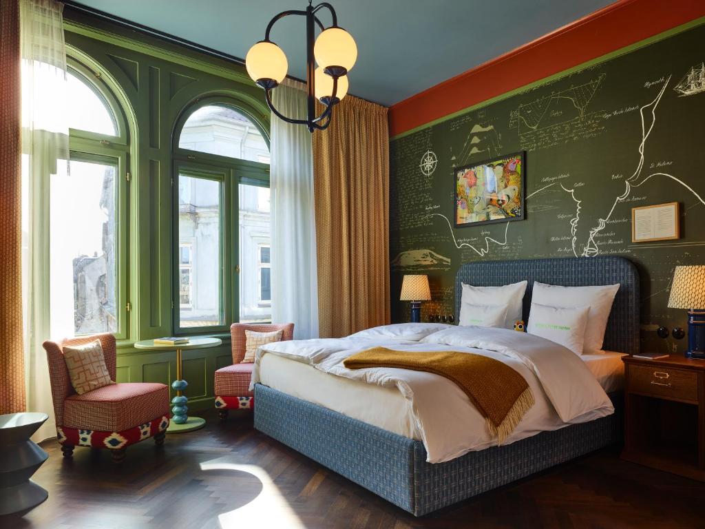 哥本哈根25hours Hotel Indre By的一间卧室设有一张床和绿色的墙壁
