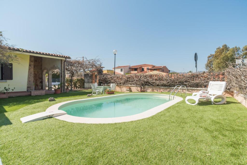 布多尼Villa Marisa的一座房子的院子内的游泳池