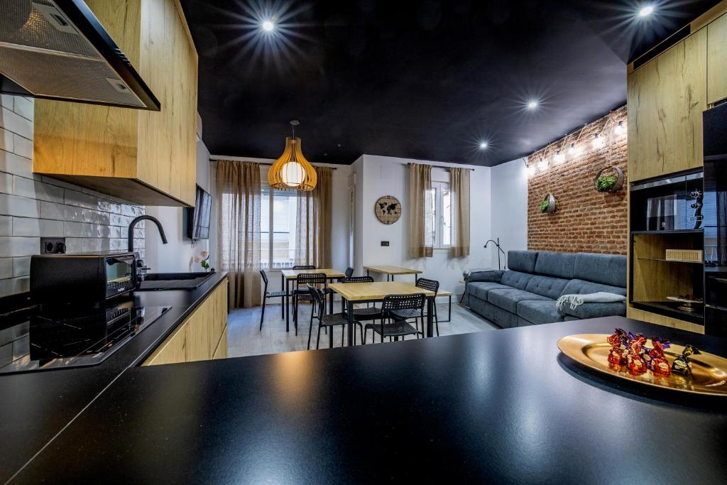 科尔多瓦ENMAYO 2021 - Dos alojamientos的厨房以及带沙发和桌子的客厅。
