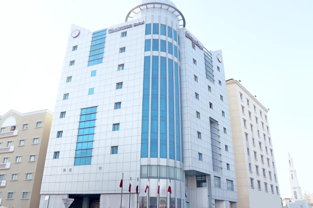 多哈主席酒店的前面有红旗的高大的白色建筑