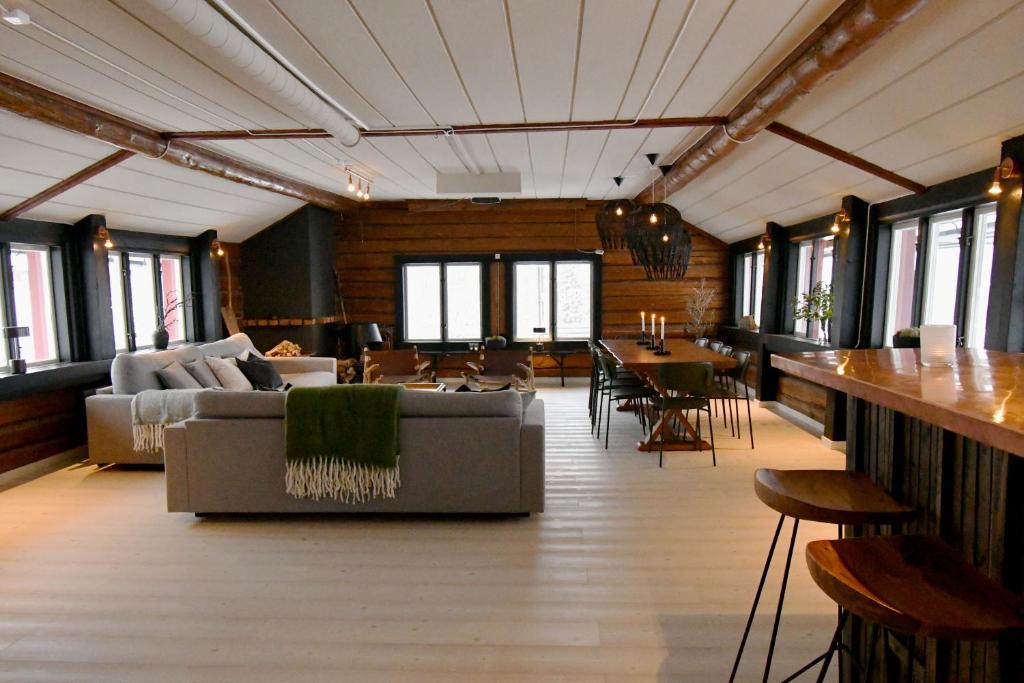 菲奈斯达伦Skars Lodge / North Mountain Lodge的客厅配有沙发、桌子和窗户