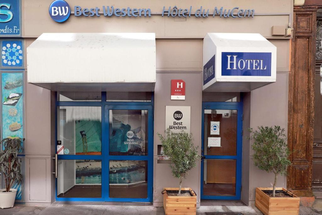 马赛贝斯特韦斯特姆赛姆酒店的前面的商店有蓝色的门,上面有标志