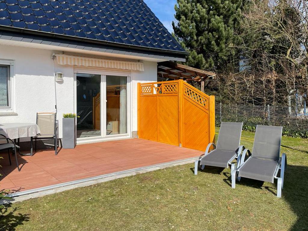 默讷塞Ferienwohnung Derk的一个带桌椅的庭院和围栏
