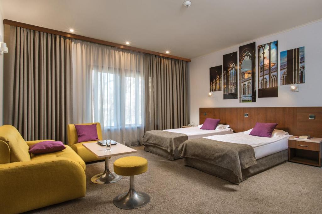 旧扎戈拉Forum Hotel Self Check-in Stara Zagora的酒店客房,设有两张床和一张沙发