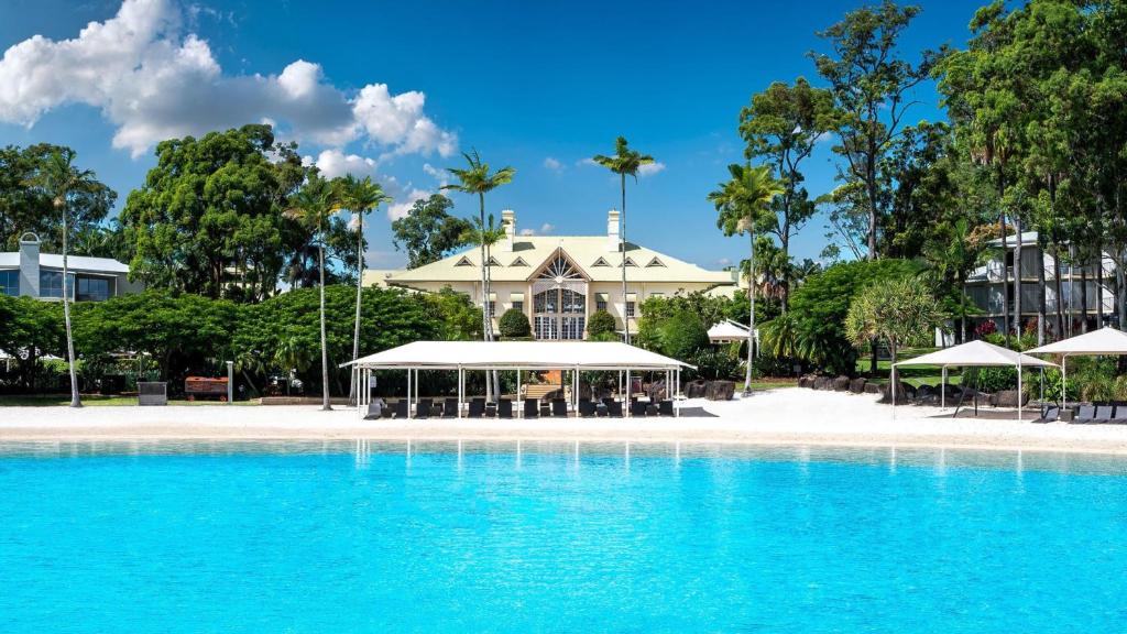 黄金海岸洲际神仙湾度假酒店的度假村前方设有游泳池的度假村