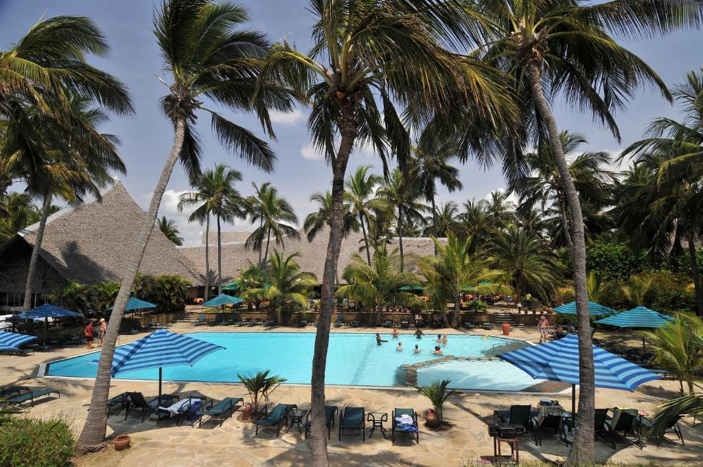 蒙巴萨巴哈里海滩酒店的享有度假村游泳池的景致。