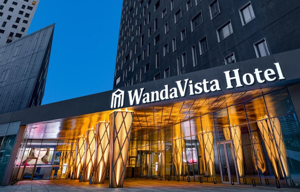 伊斯坦布尔Wanda Vista Istanbul的一座标有酒店标志的建筑