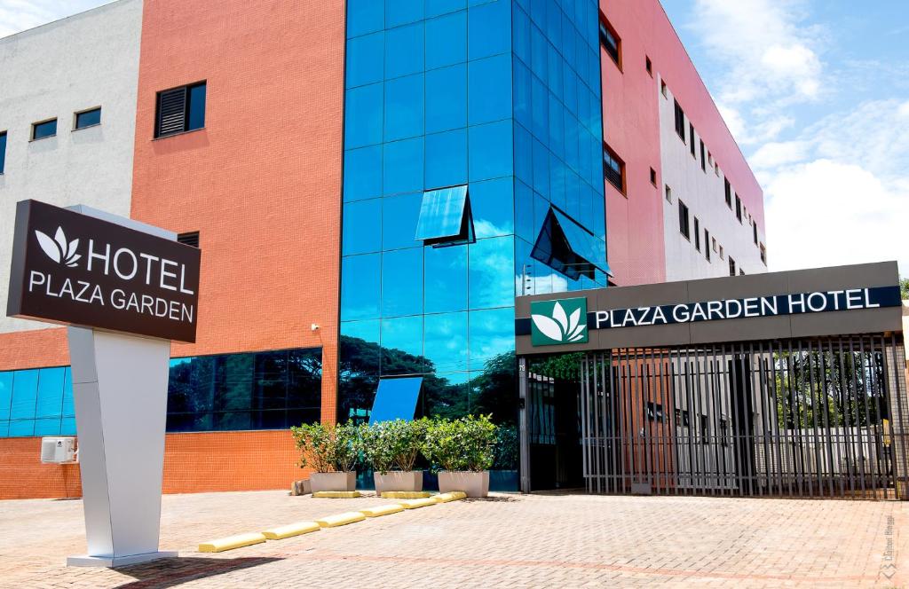 卡斯卡韦尔Hotel Plaza Garden的一座建筑,设有酒店广场花园酒店