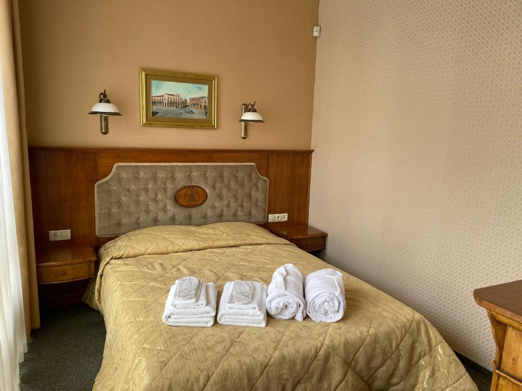 克莱佩达Apartment Senamiesčio Inkaras的酒店客房,配有一张带两双鞋的床