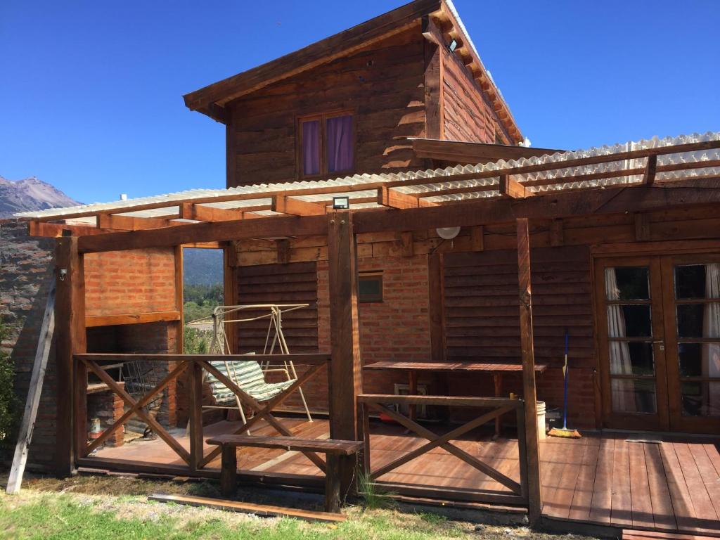 Los CipresesCabaña Fer的小木屋设有门廊和甲板