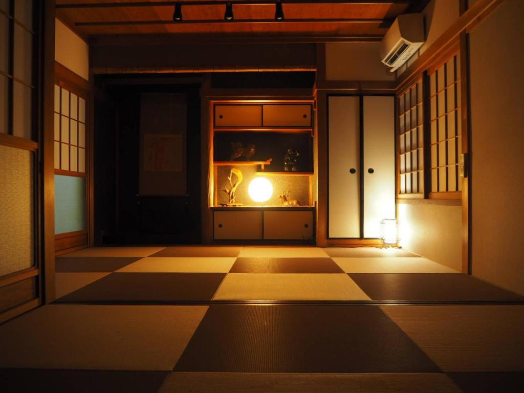 奈良Nara Park Blue Sky的一间设有 ⁇ 板的房间,里面放着蜡烛
