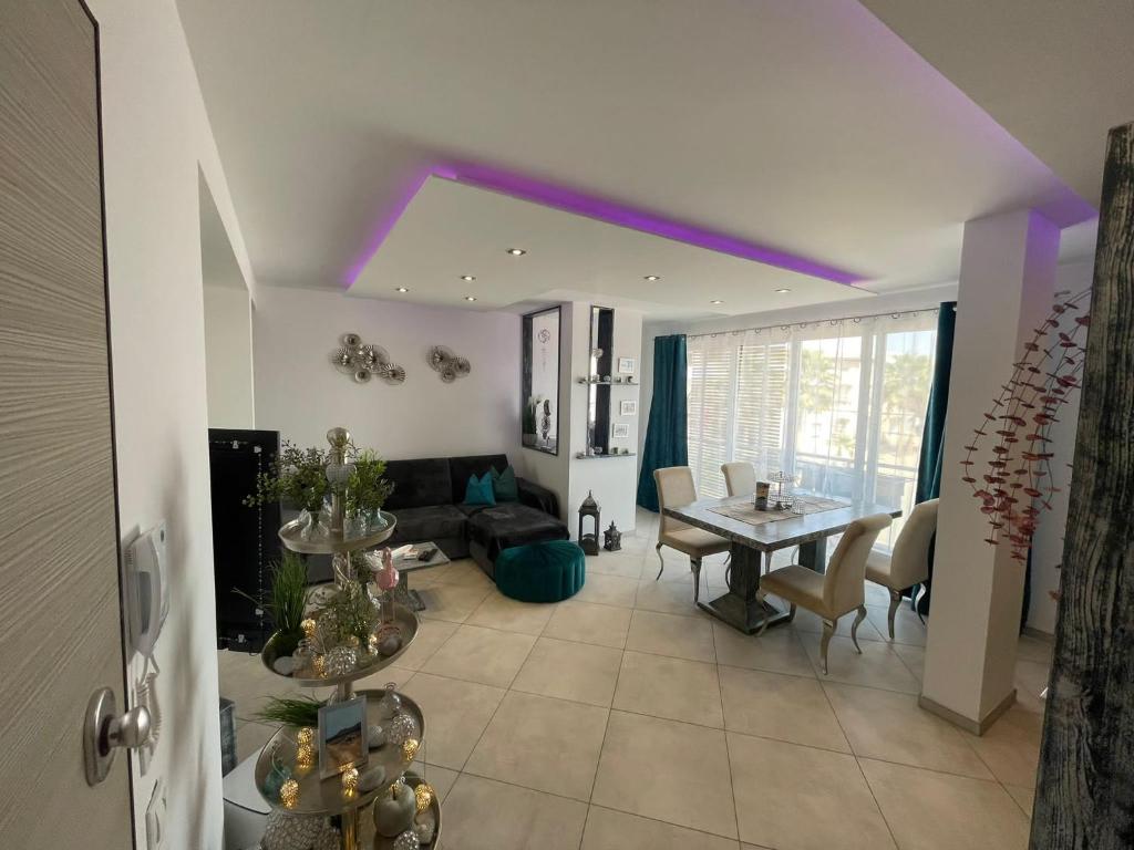 萨尔雷Luxury Beachhouse Apartment Boa Vista的客厅配有桌子和紫色天花板