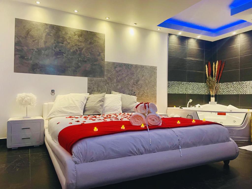 弗雷瑞斯La desiroom的一间卧室配有一张带红色毯子的大床