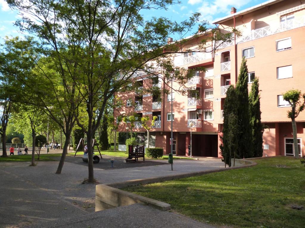 洛格罗尼奥Logrocity Puerta del Ebro Parking privado gratis的前面有公园的建筑
